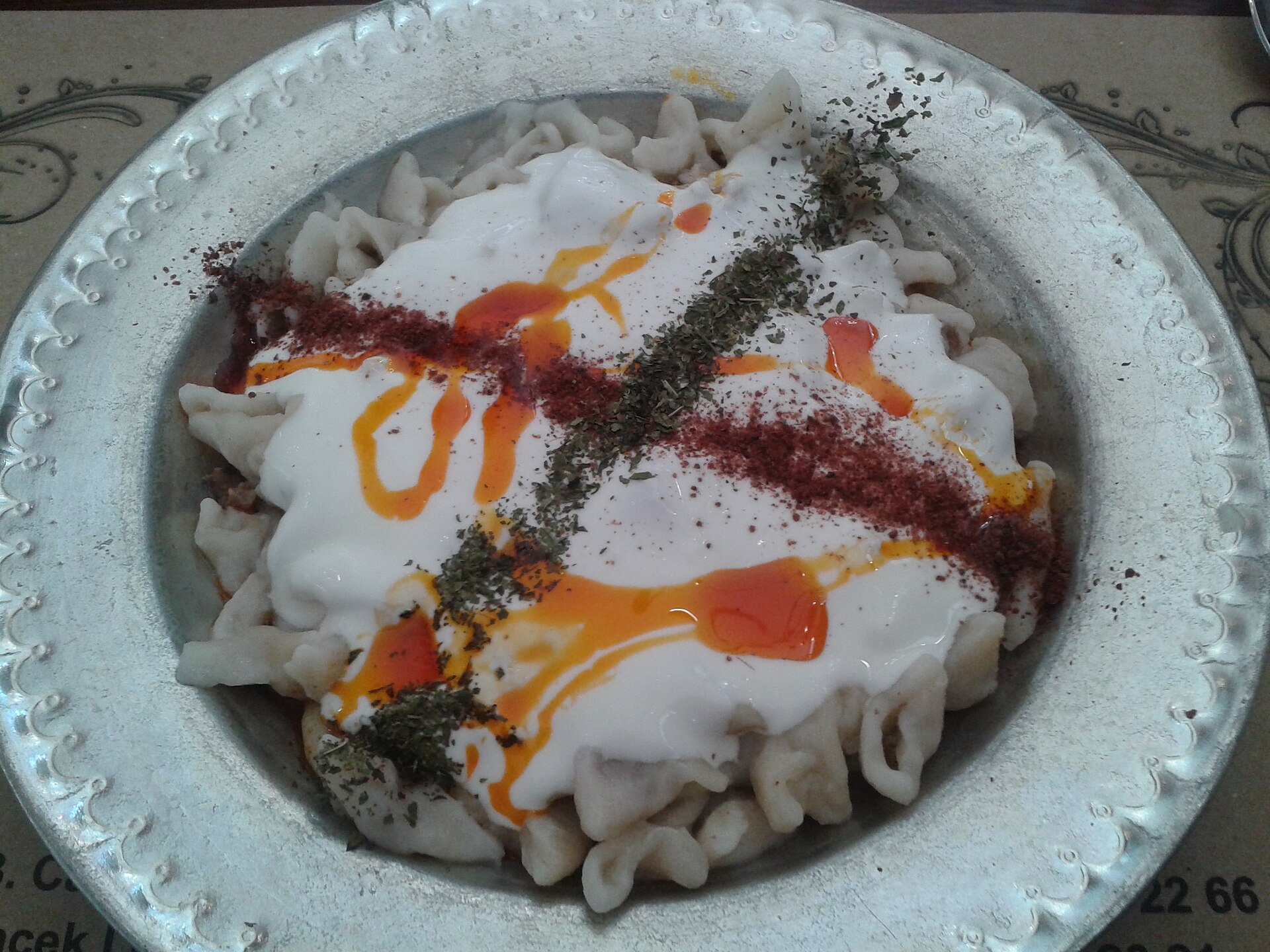 Geleneksel bakır tabakta mantı